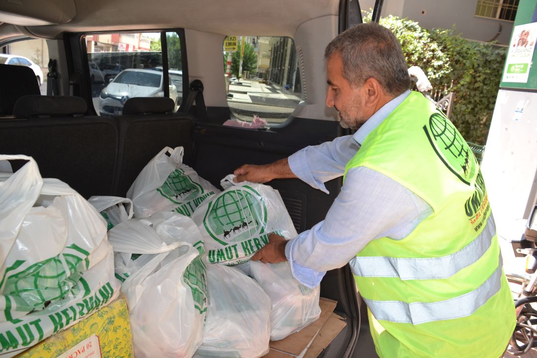 3 Bin aileye kurban eti dağıttılar