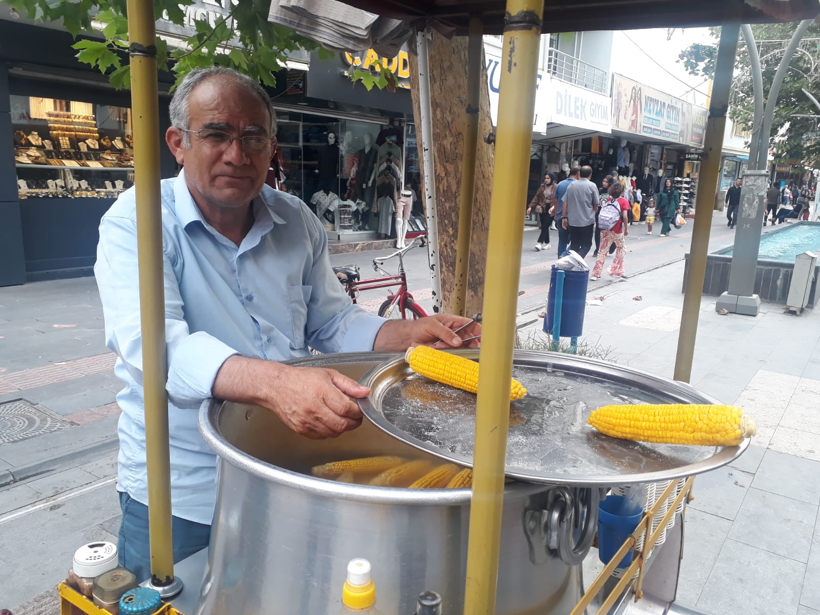 40 Derece sıcakta mısır satarak 4 çocuğunu okutuyor