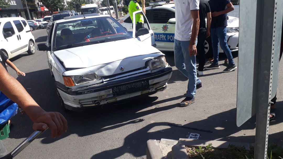 Basın kavşağında trafik kazası