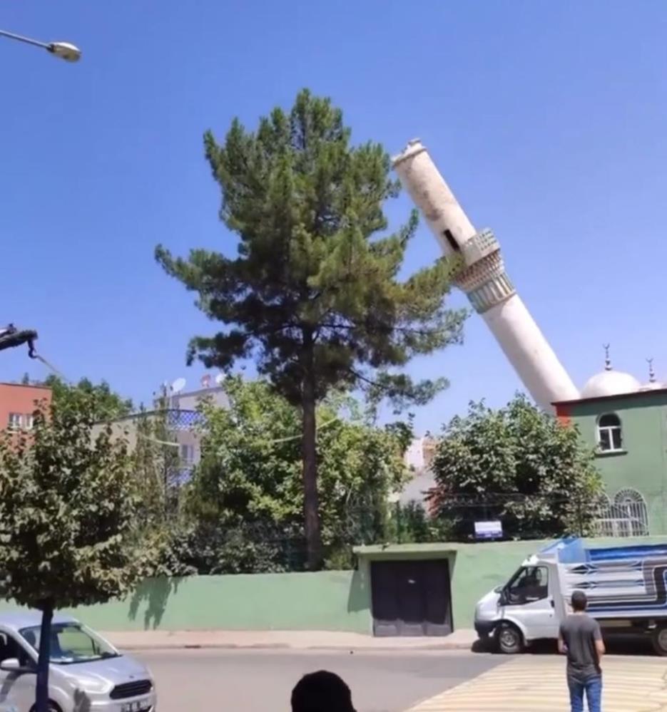 Cami minaresi kontrollü olarak yıkıldı