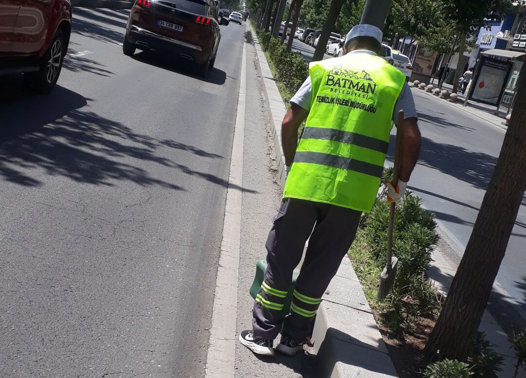 Emekçilerden aşırı sıcakta temizlik