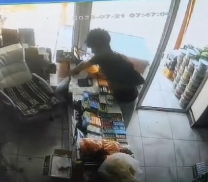 Hırsızın cep telefonu çaldığı anlar kamerada