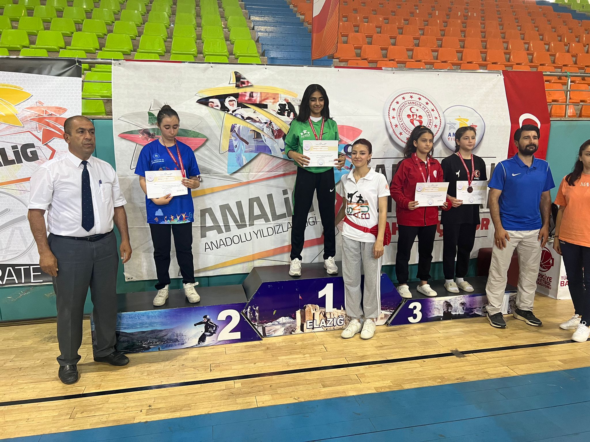 Karateciler dereceyle döndüler