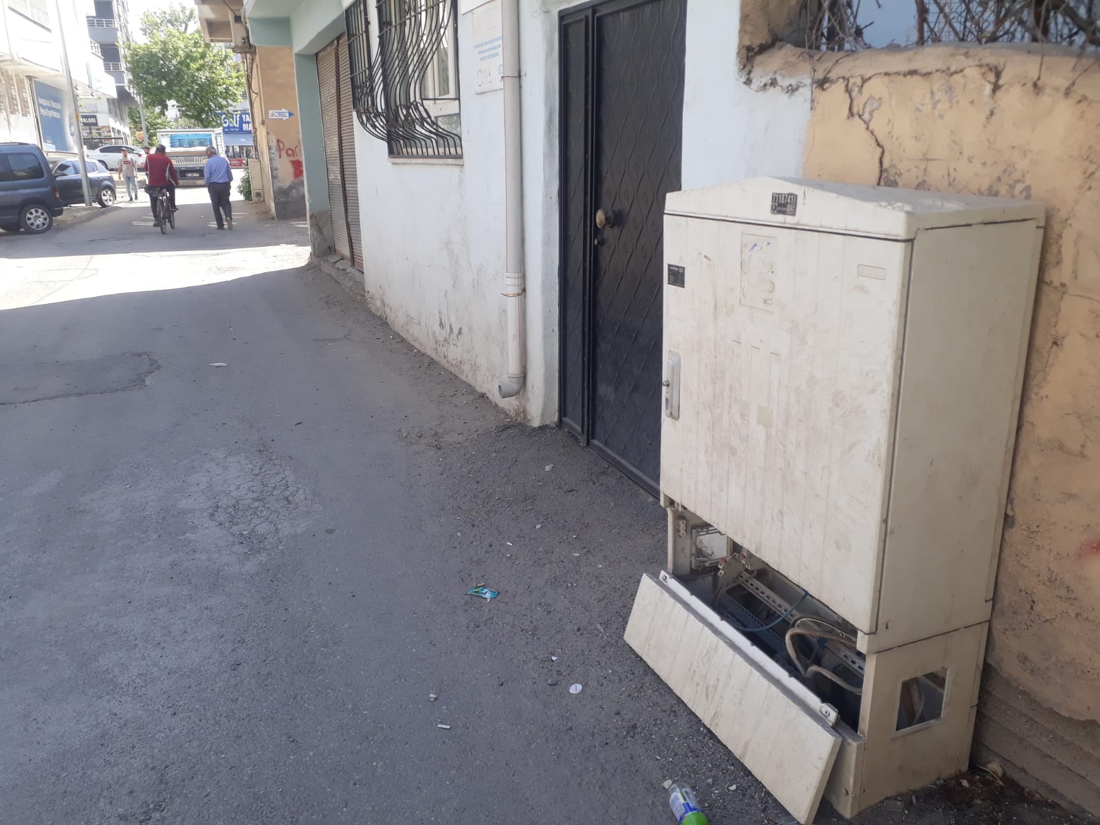Kırık elektrik panoları tehlike saçıyor