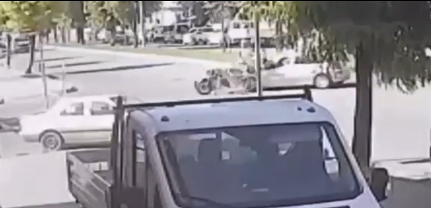 Motosiklet ile otomobil çarpıştı
