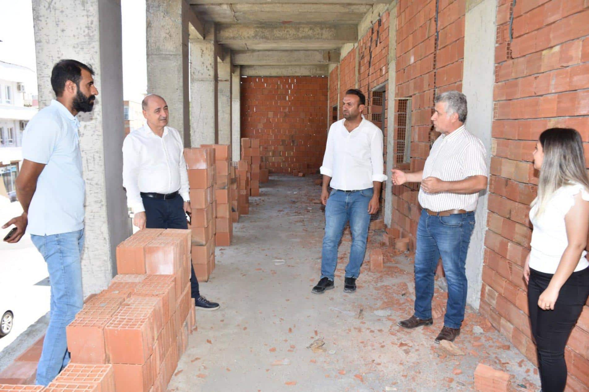 Okul inşaatlarını inceledi