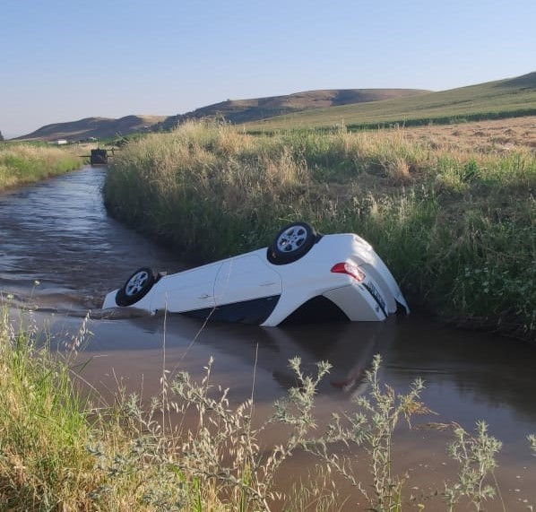 Otomobil sulama kanalına düştü