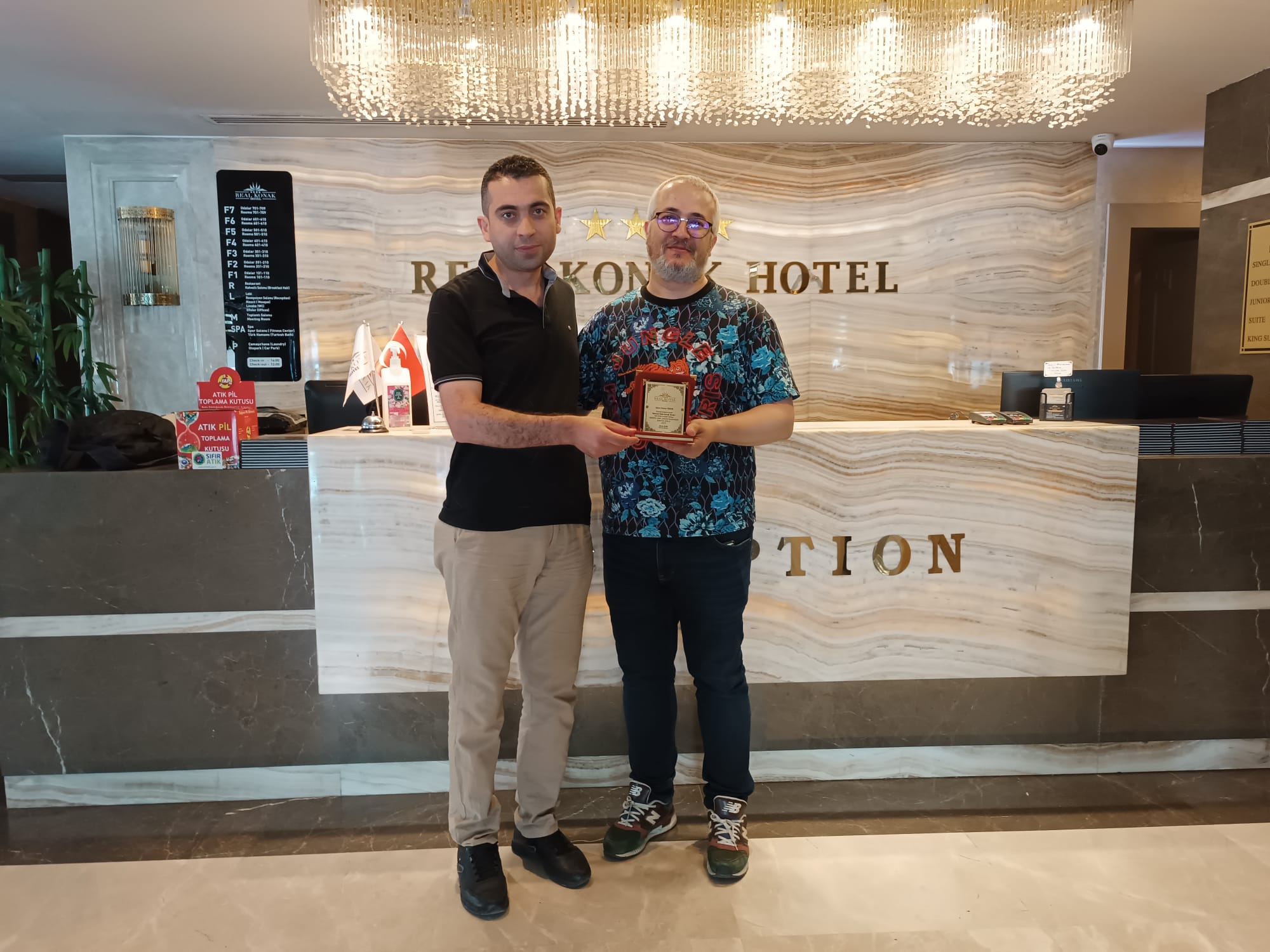 Real Konak Hotel’den misafirlerine plaket