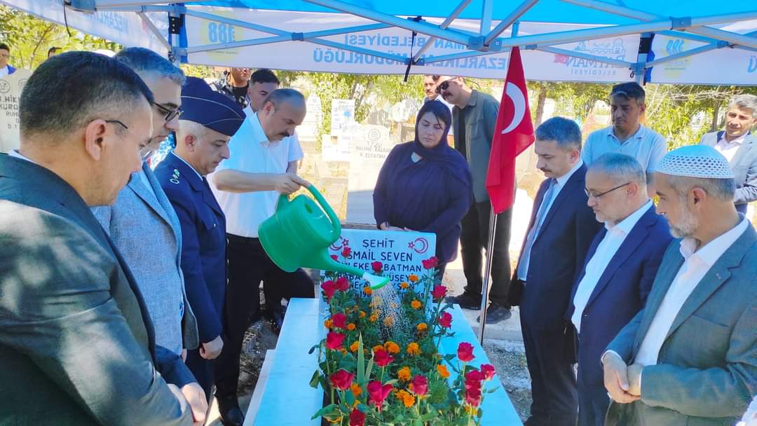 Şehitler mezarları başında anıldı