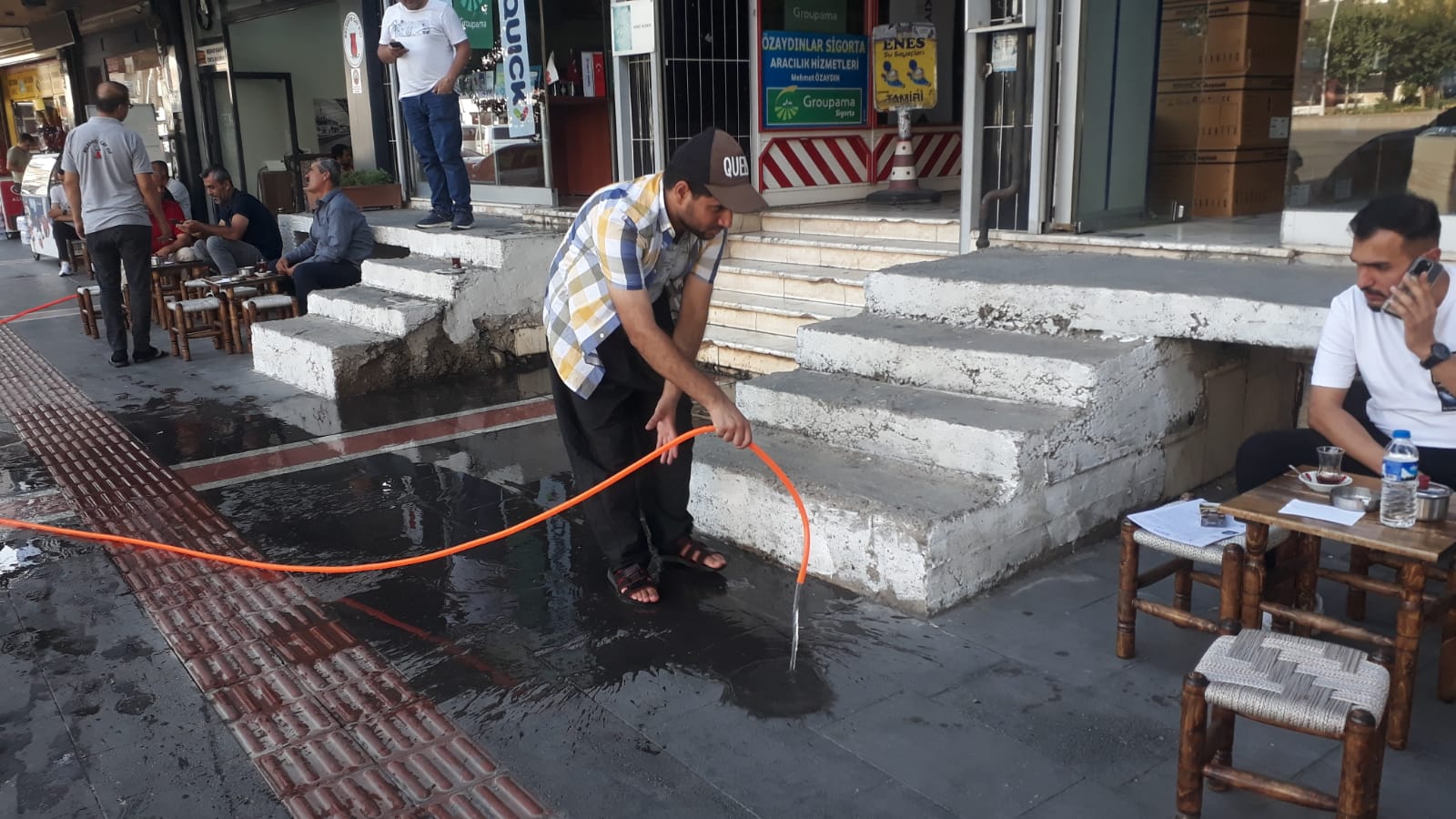 Serinlik için etrafı suluyorlar