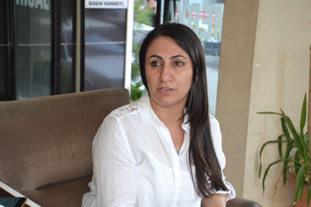 Şiddete uğrayan kadını ziyaret etti