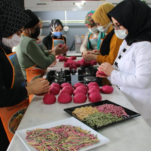 Stajyer öğrencilere uygulamalı eğitim