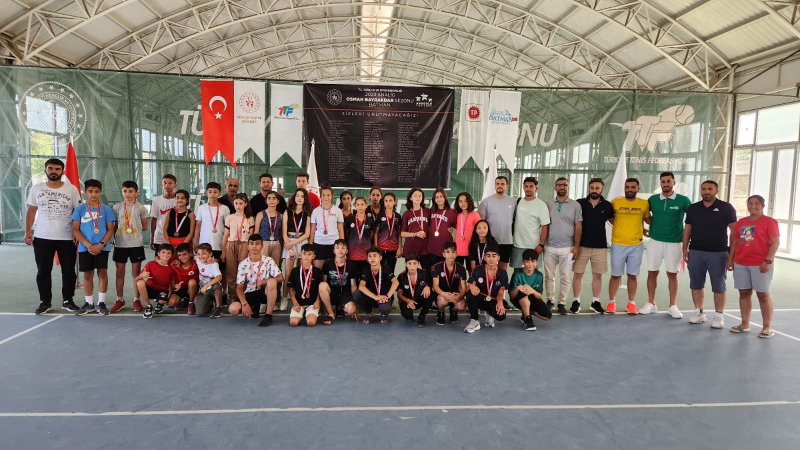TENİS KORTLARI ANALİG MAÇLARIYLA ŞENLENDİ