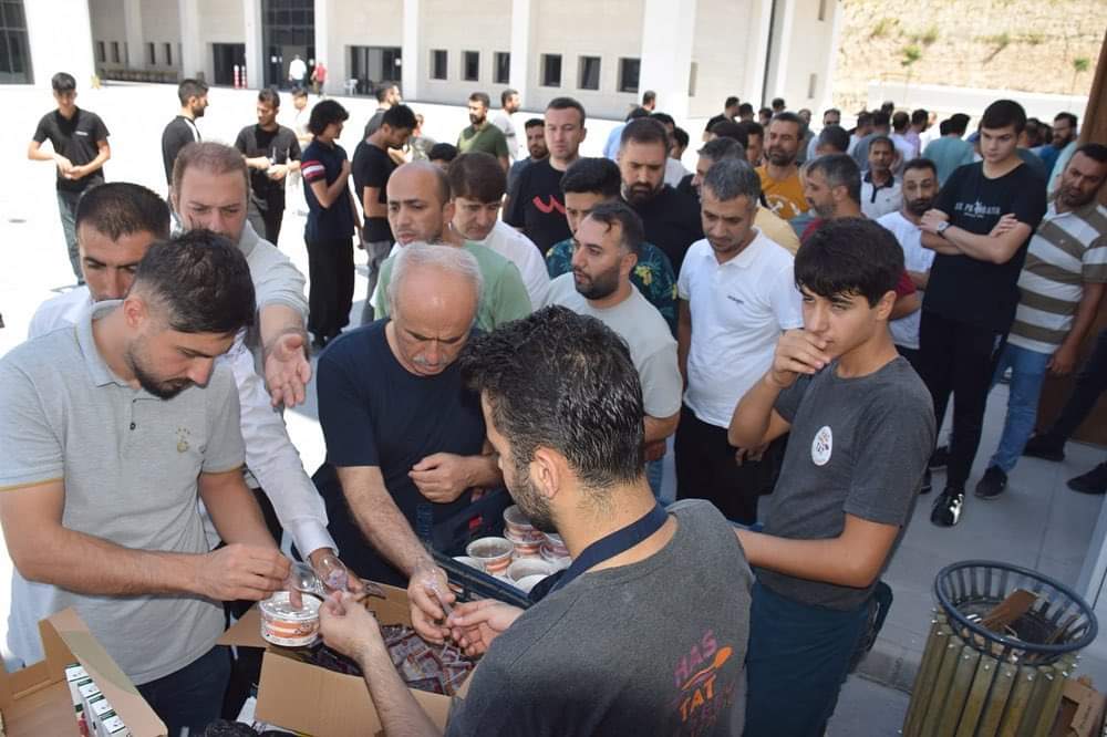 Külliyede aşure dağıtıldı