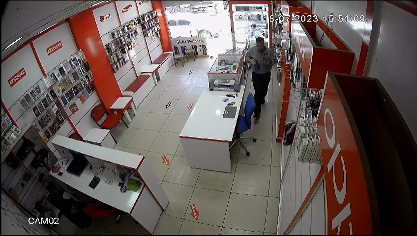 Namaz kılarken işyerine girdiler