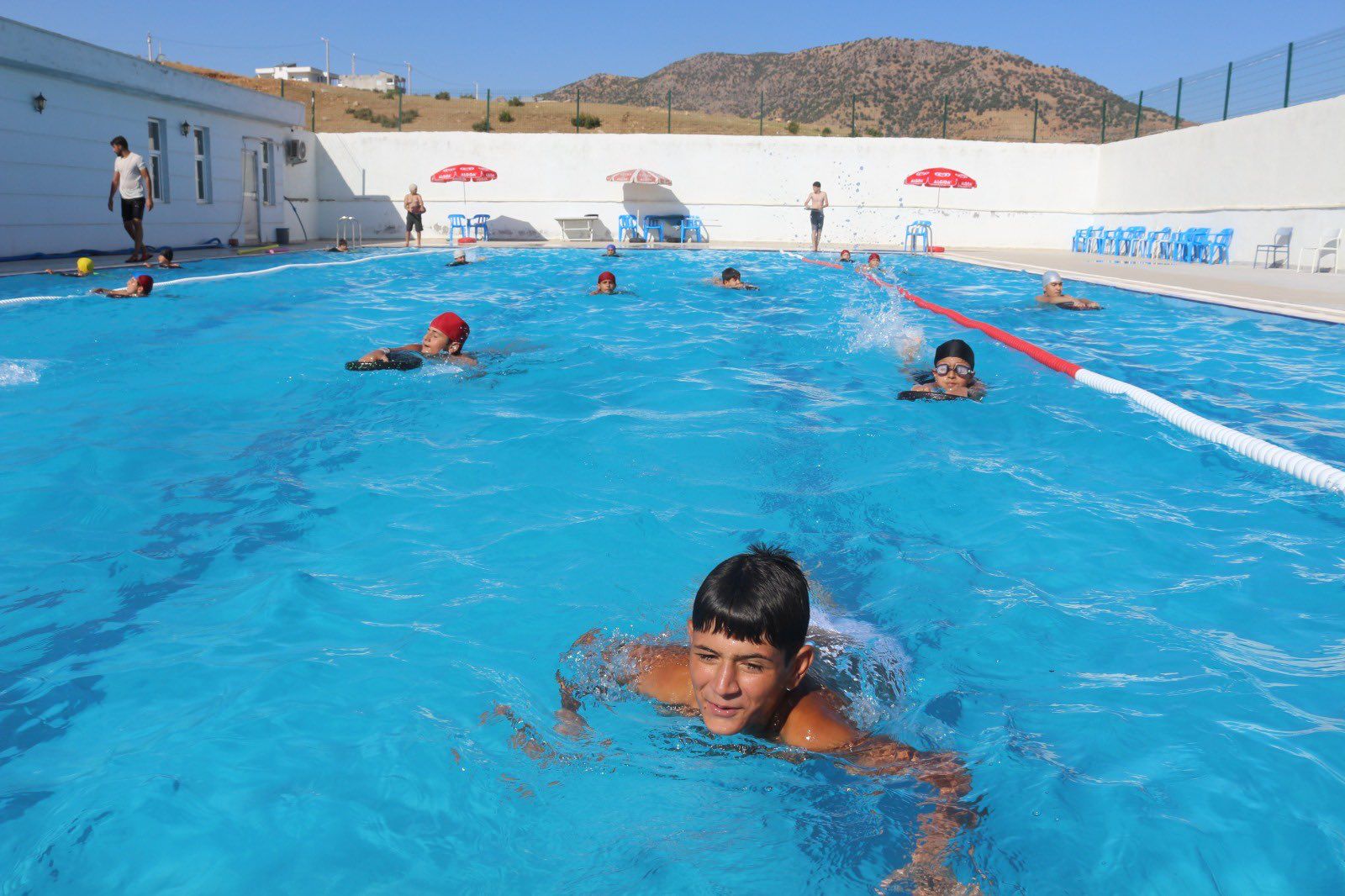 700 Kişiye yüzme eğitimi