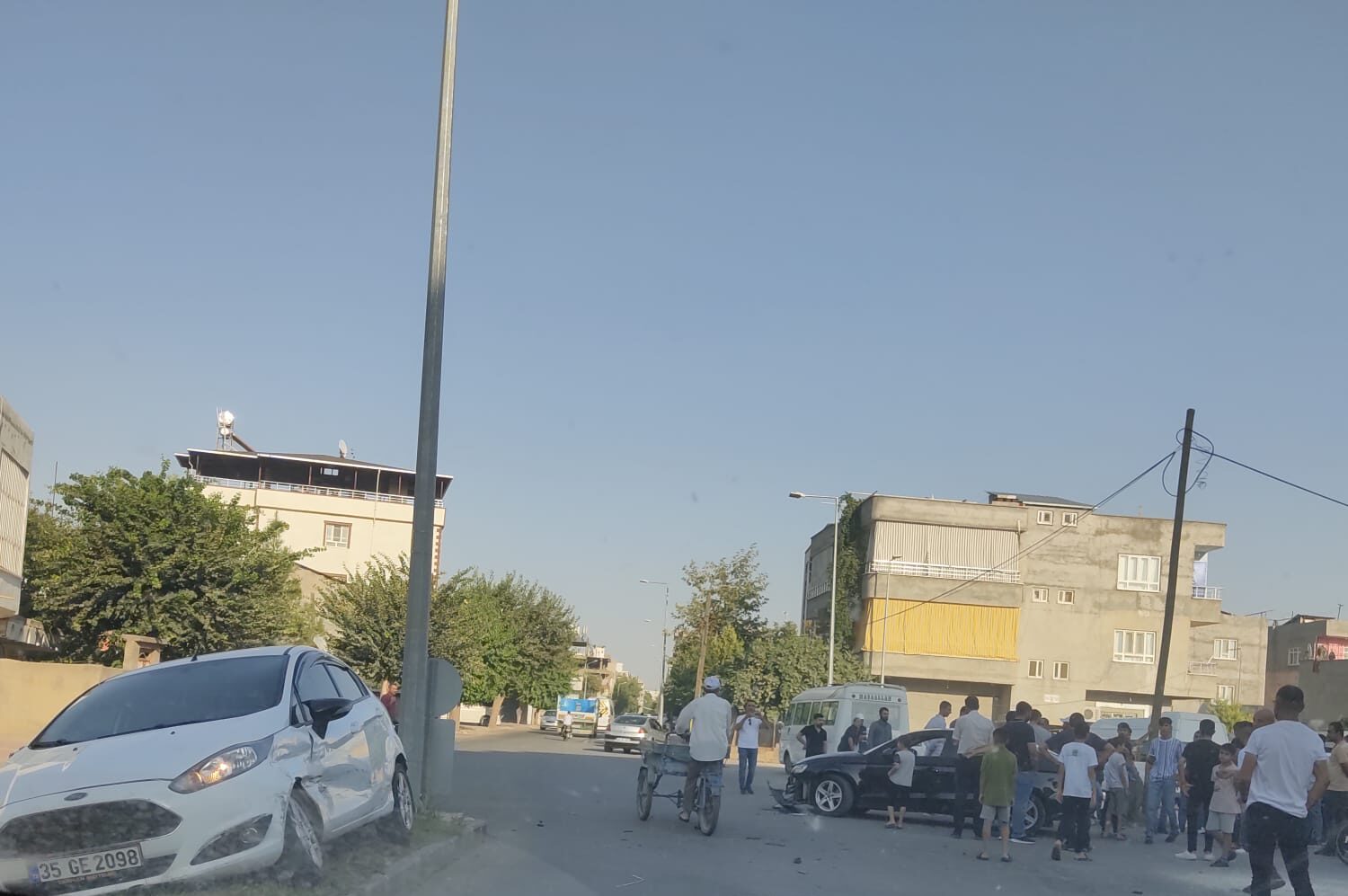 ARAÇ, ORTA REFÜJE SAVRULDU! 