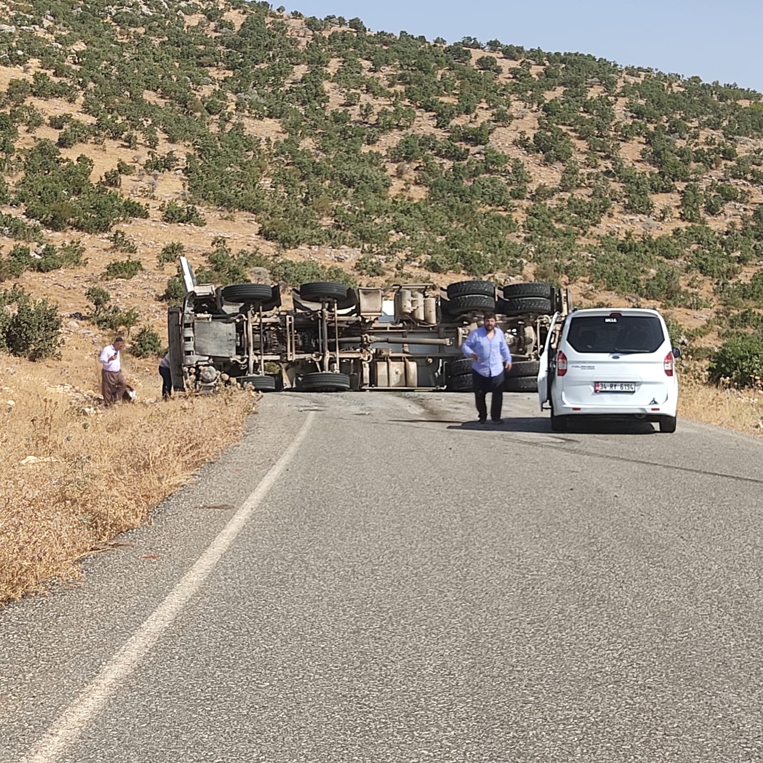 Beton mikseri aracı devrildi