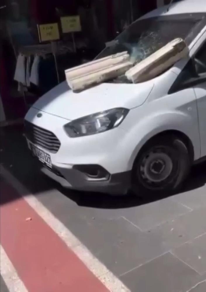 Binadan koptu, aracın üzerine düştü