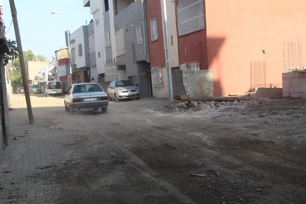 Bozuk yollar mahalleliyi bezdirdi