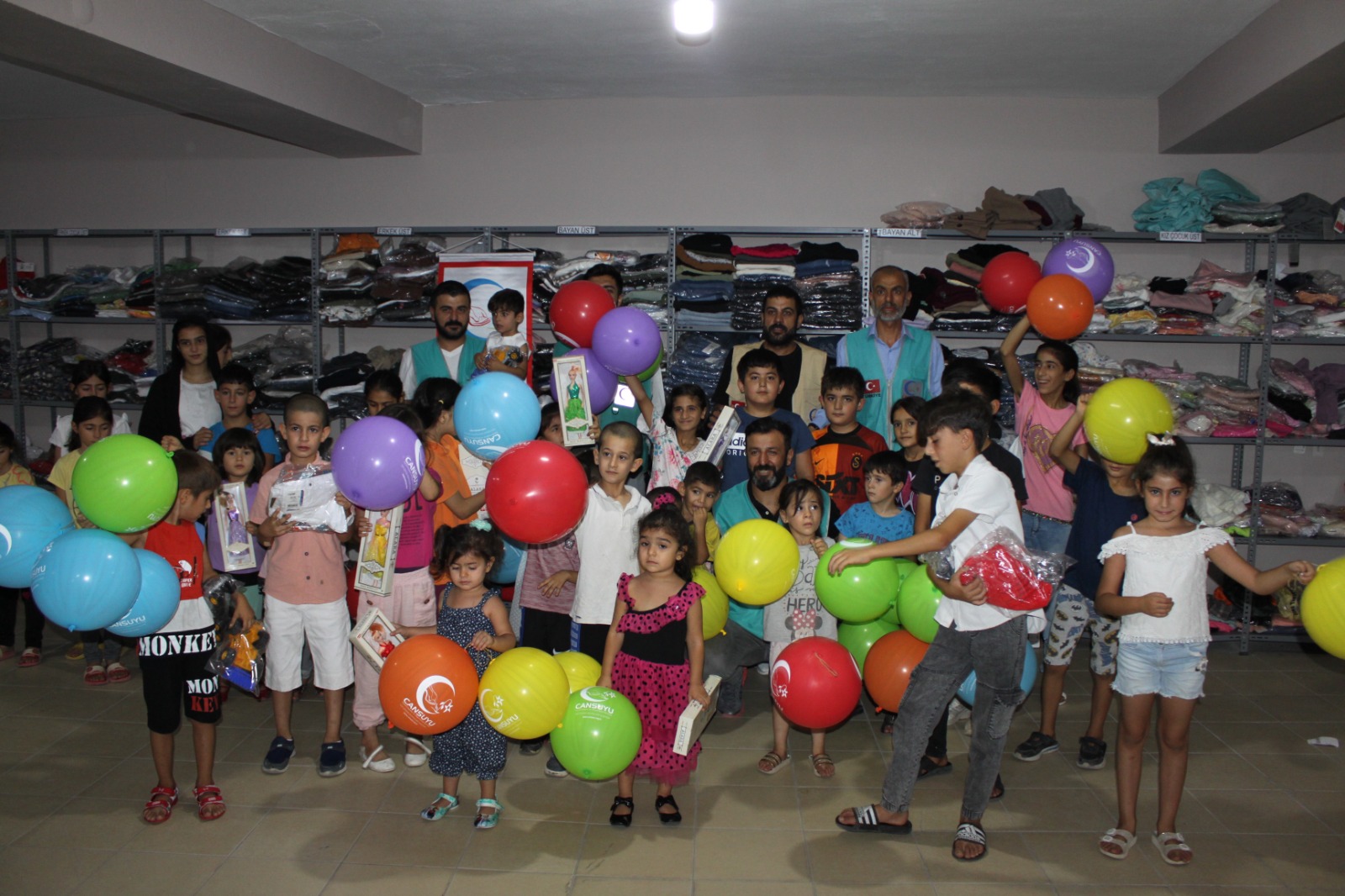 Cansuyu Derneği yetimleri sevindirdi