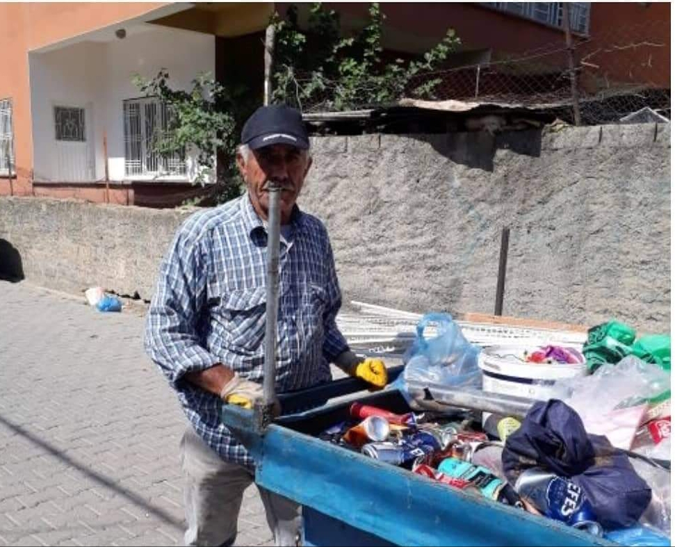 Eskicilik yaparak ailesini geçindiriyor