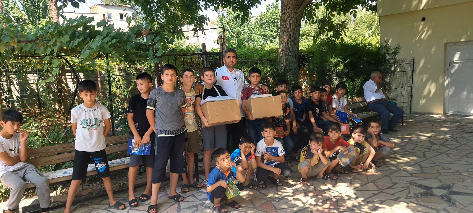 Hayrat İnsani’den hediye paketi
