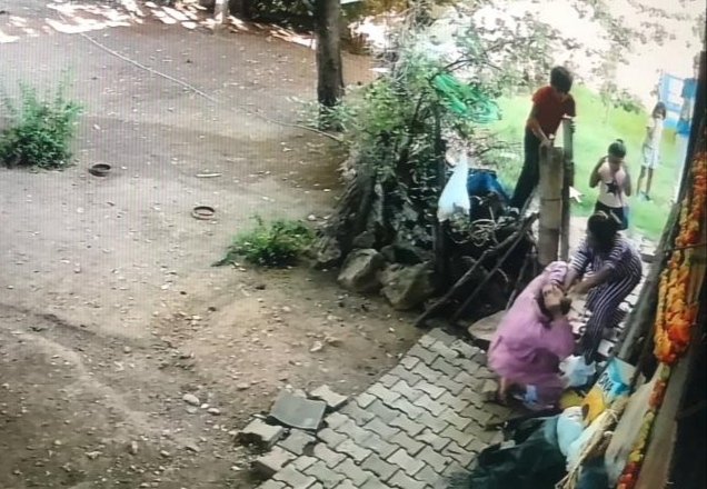 74 Yaşındaki kadına sopalarla saldırdılar