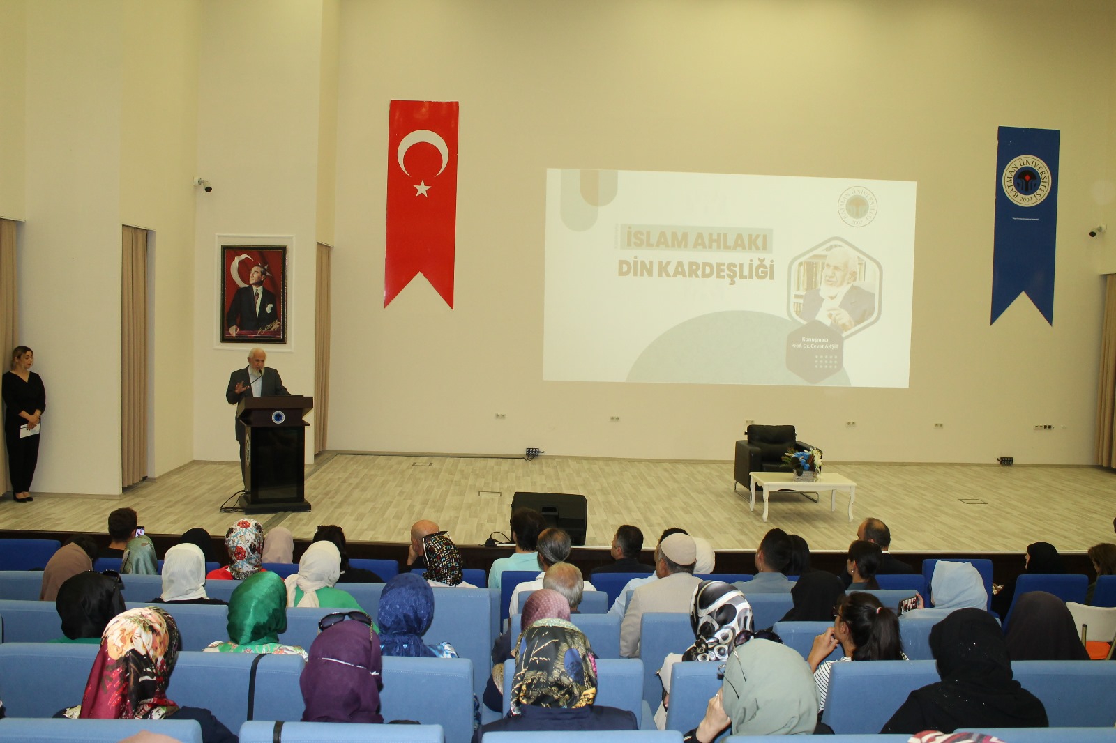 İlahiyatçı Akşit’ten konferans