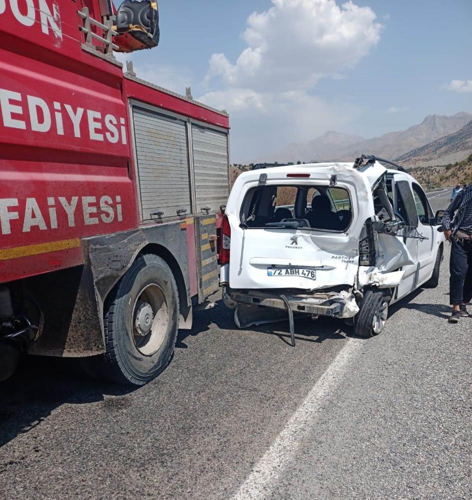 İtfaiye aracı ile otomobil çarpıştı