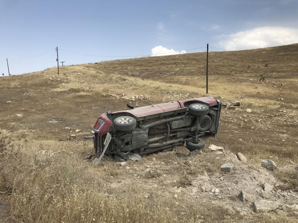 Kamyonet şarampole devrildi