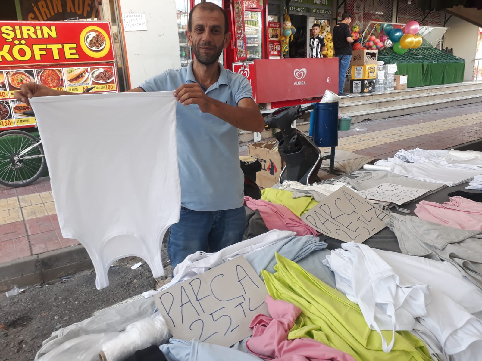 Kendi ürettiği atletleri pazarda satıyor