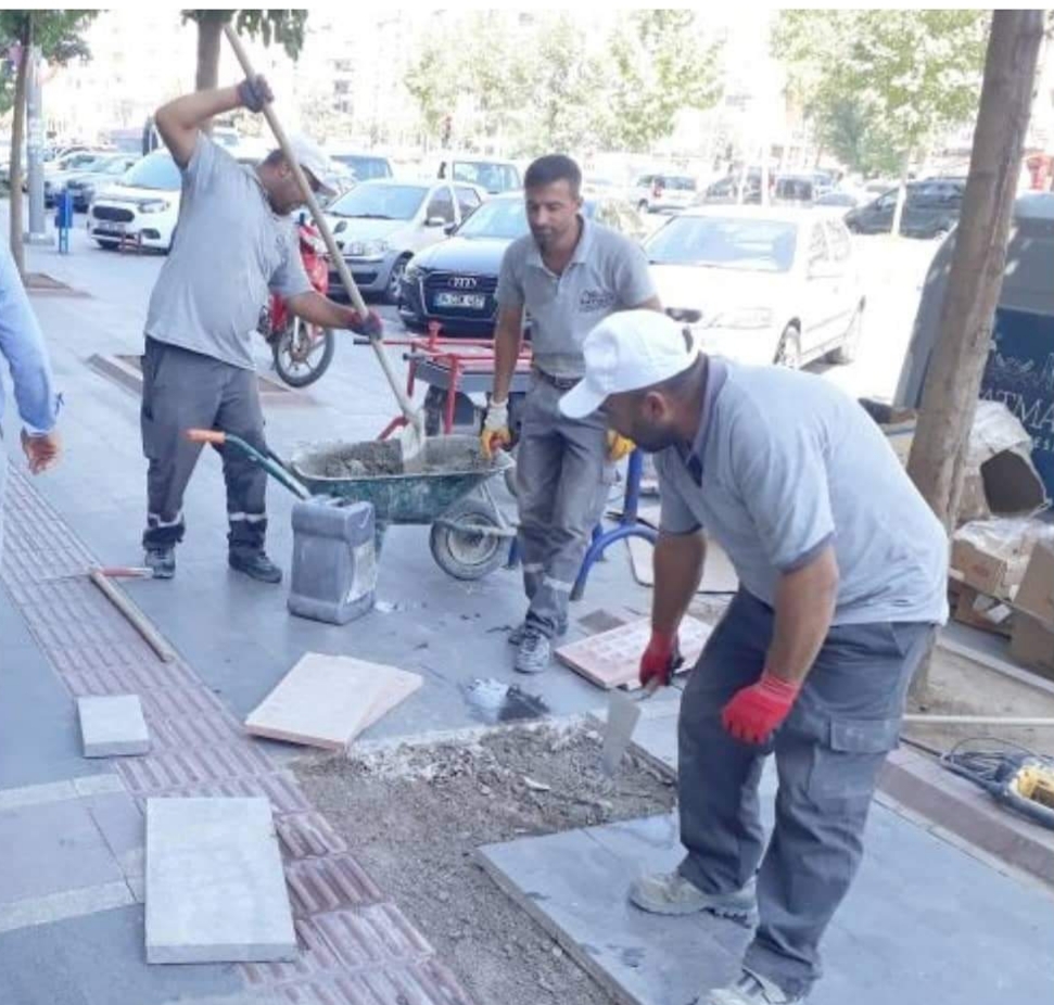 Motosikletler kaldırımlara zarar veriyor