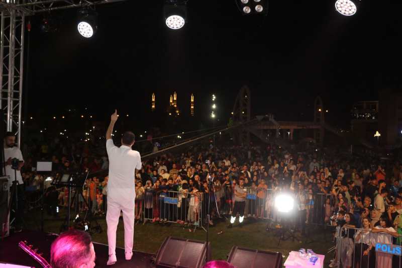 Sanatçı Tatlı, sevenlerini coşturdu