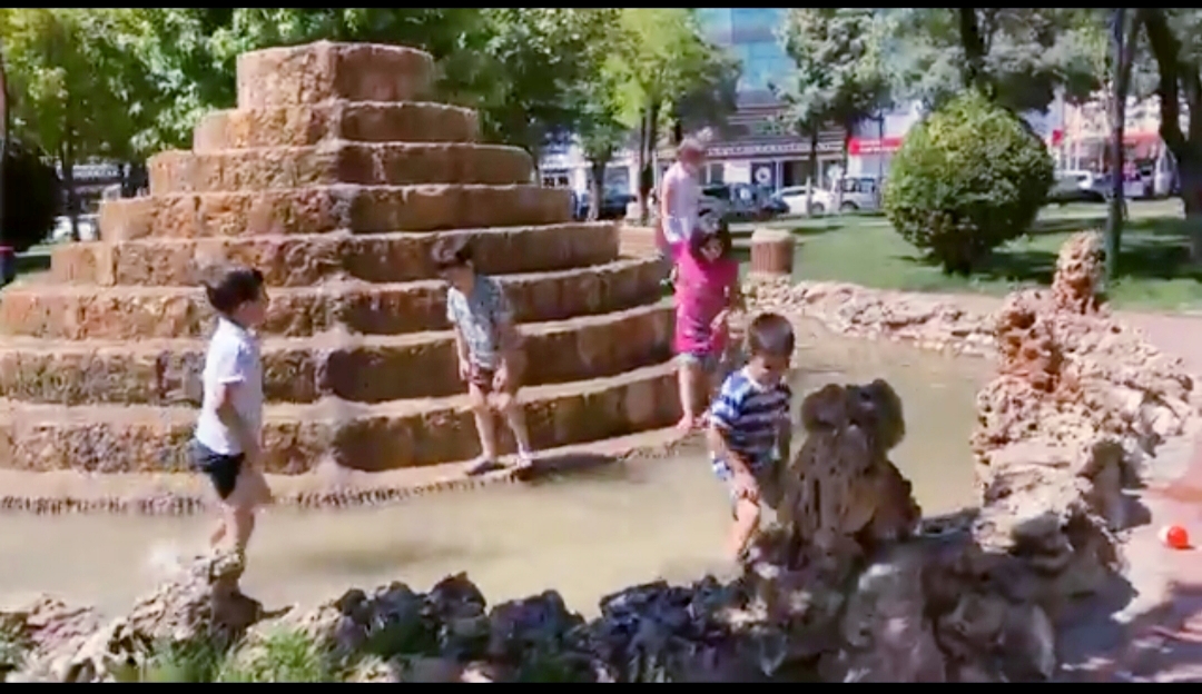 Sıcaktan bunalan çocuklar süs havuzuna girdi