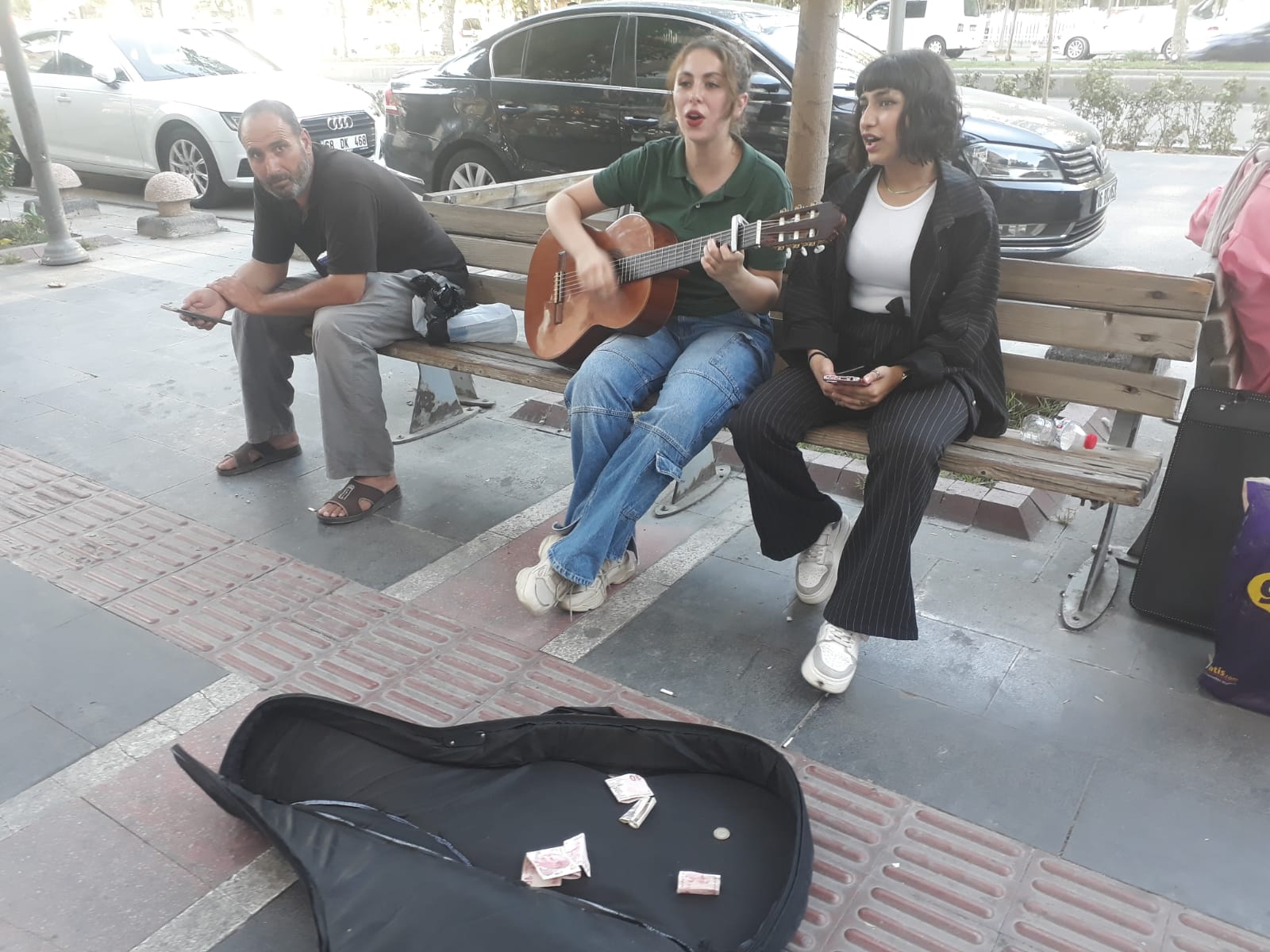 Sokak müziği yaparak harçlıklarını çıkarıyorlar