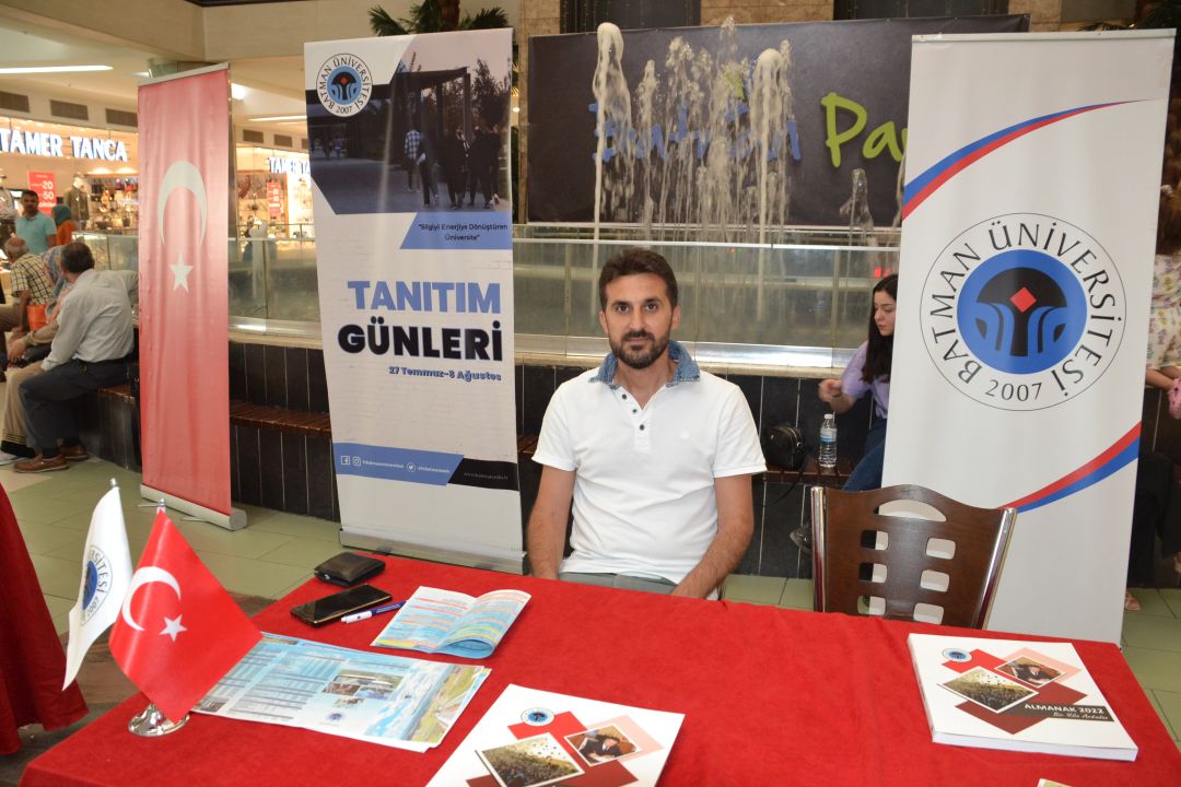 Üniversiteden aday bilgilendirme standı