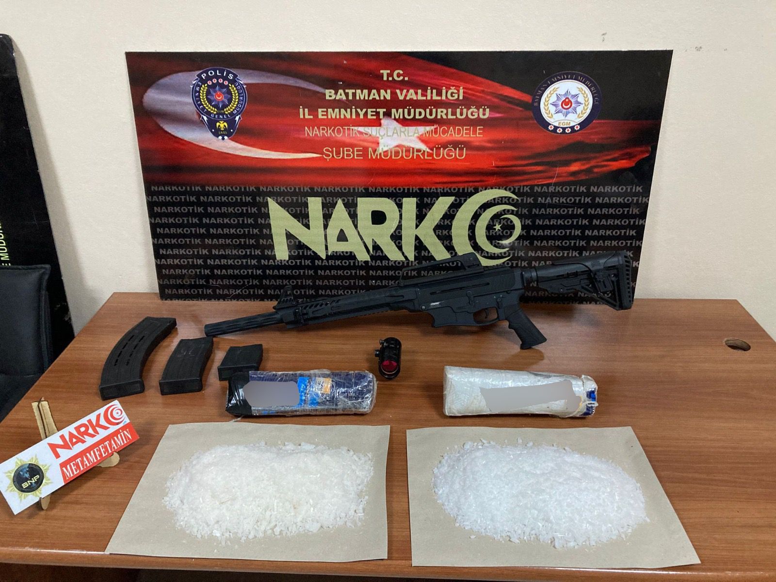 Uyuşturucu ve silah ele geçirildi