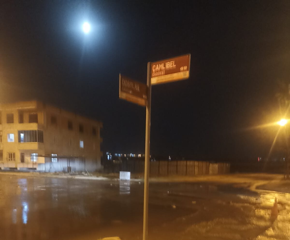 “Yol, çamurlu suyla kaplanıyor”