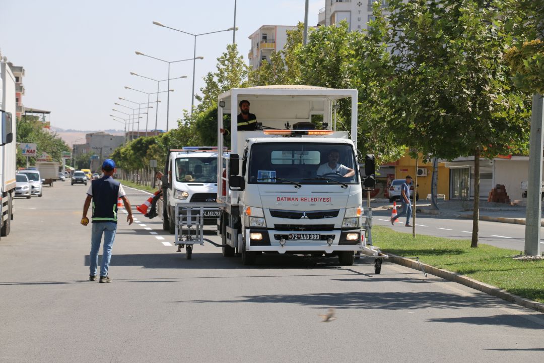 Yol çizgileri yenileniyor