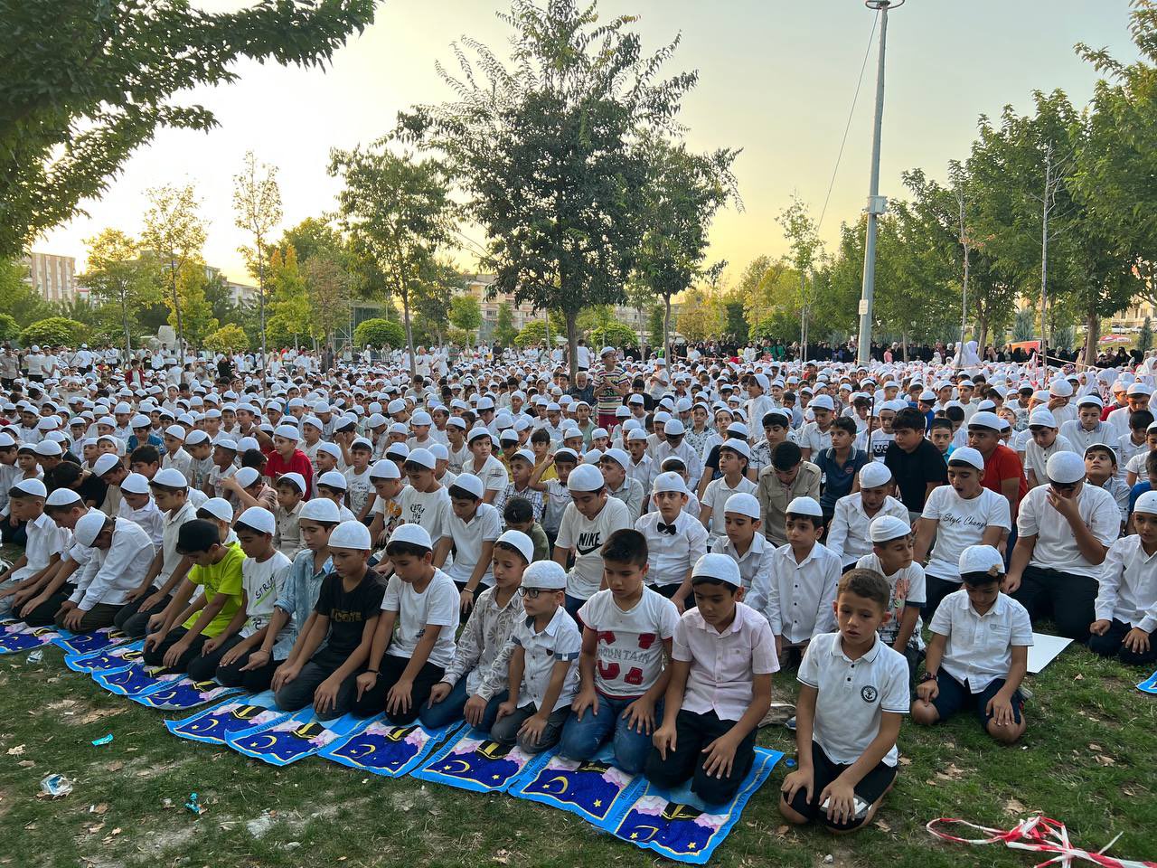 3 Bin 500 çocuk namaza başladı