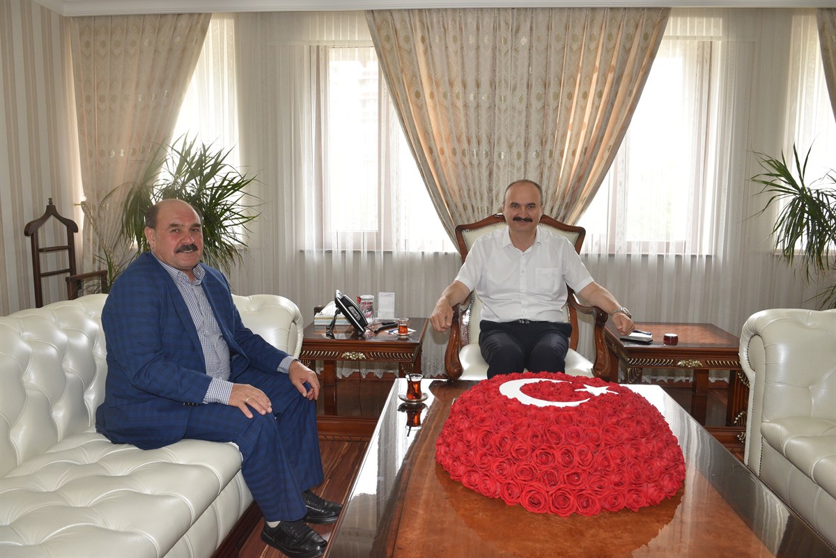 Eski çalışanını makamında ağırladı