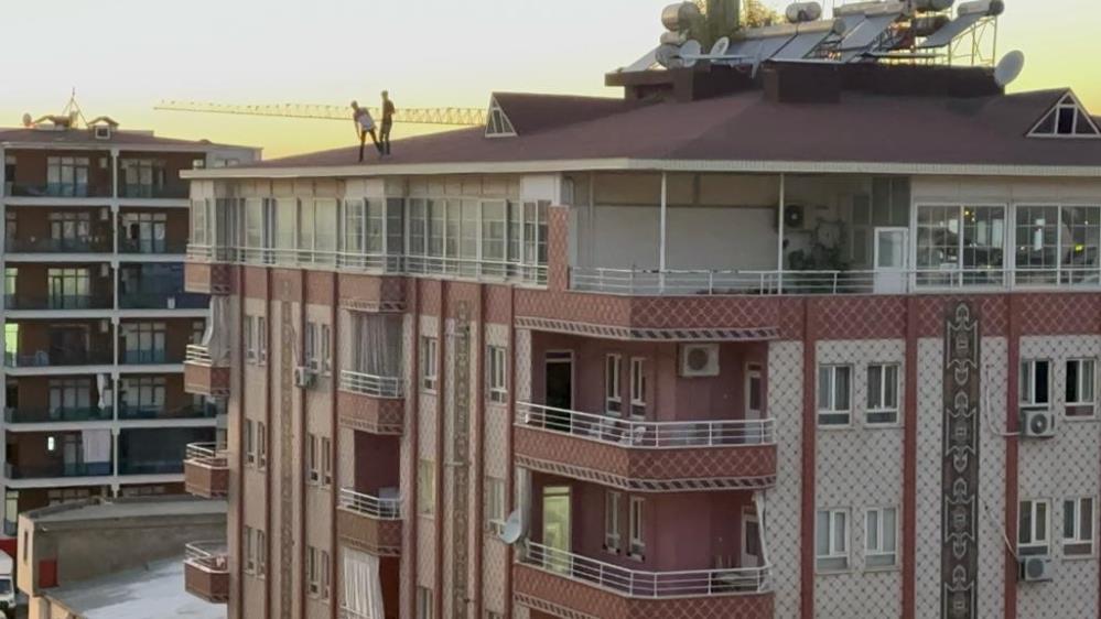 Gençler, çatıda yürekleri ağza getirdi