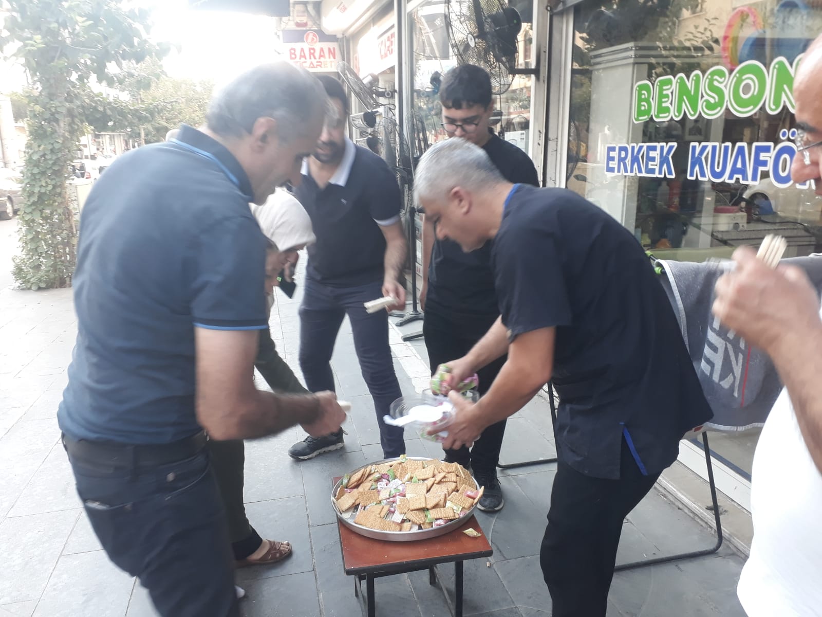 Kandilde vatandaşlara ikramda bulundu