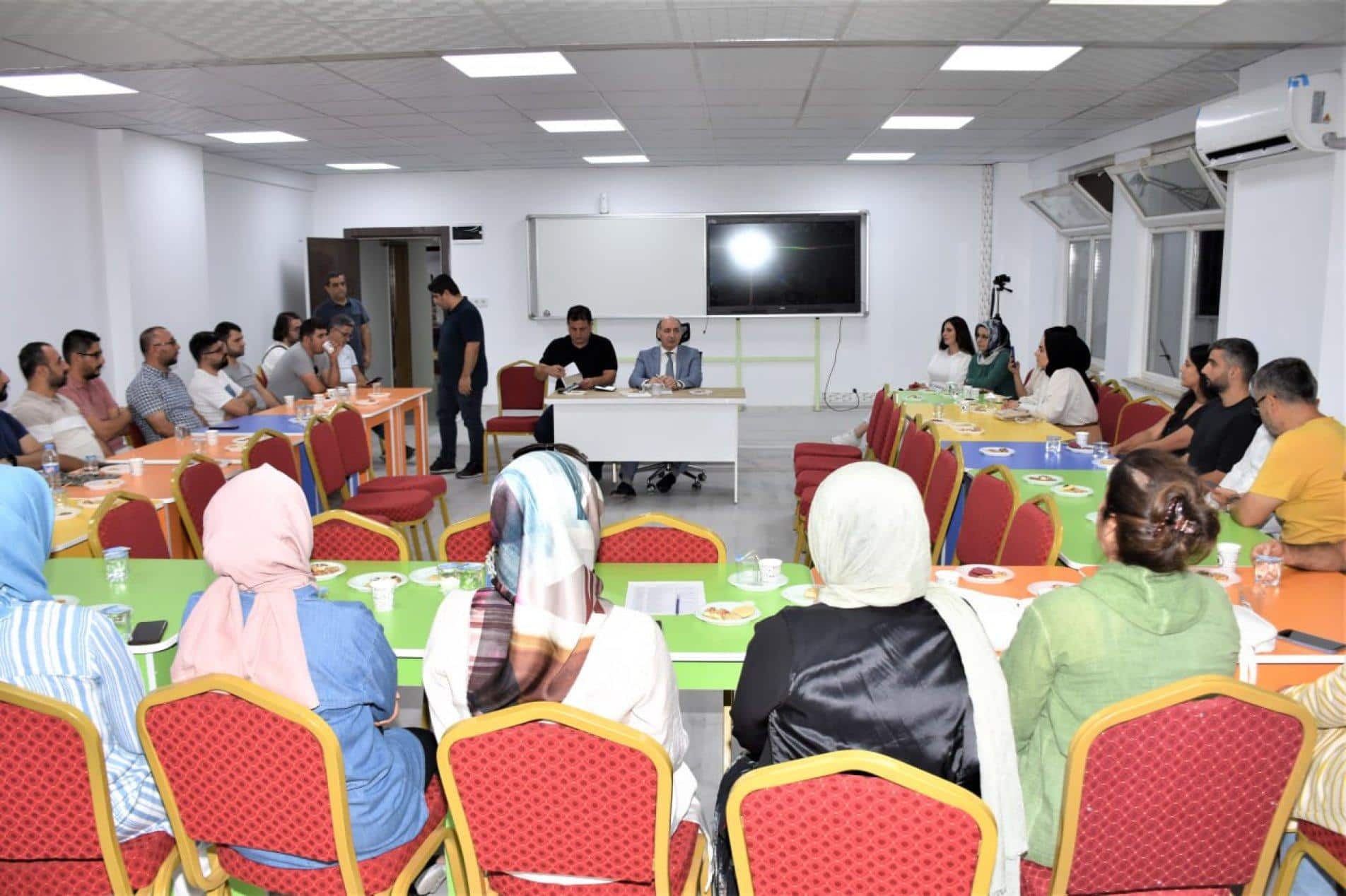 “Kitap sevgisini yaygınlaştırmalıyız”