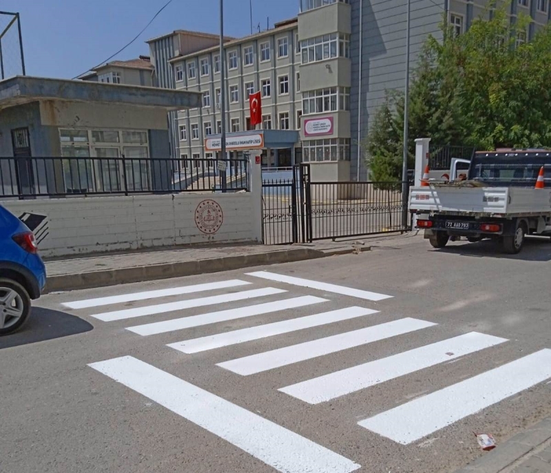 Okul önündeki yollar boyandı