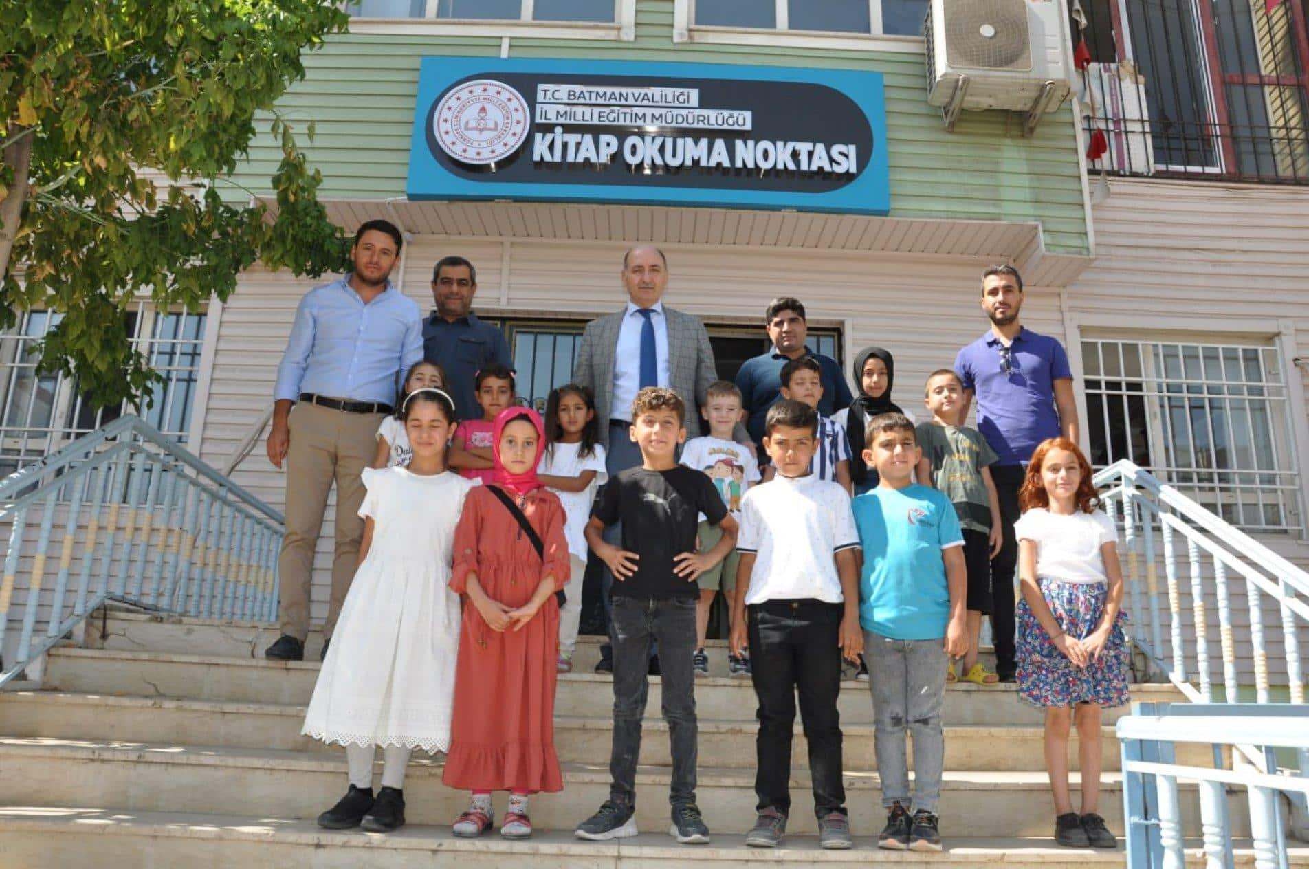 Okuma noktasını ziyaret etti