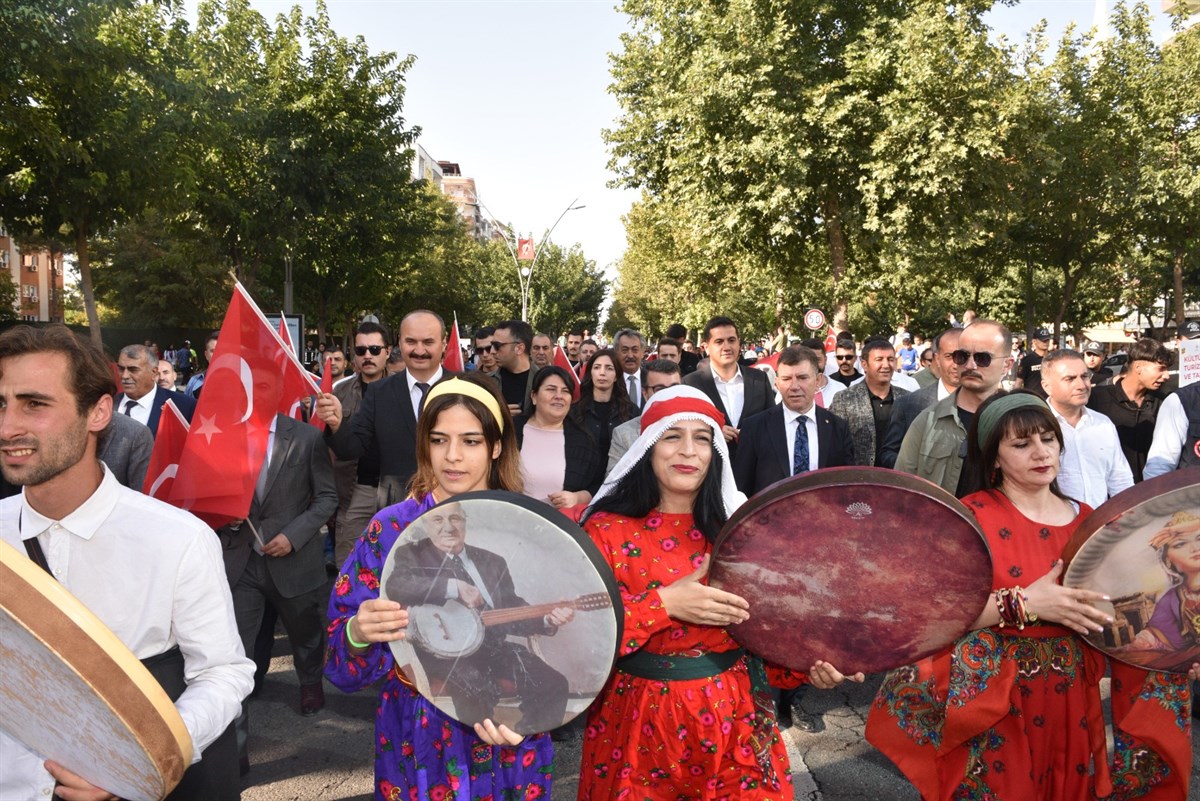 Teflerle kortej yürüyüşü