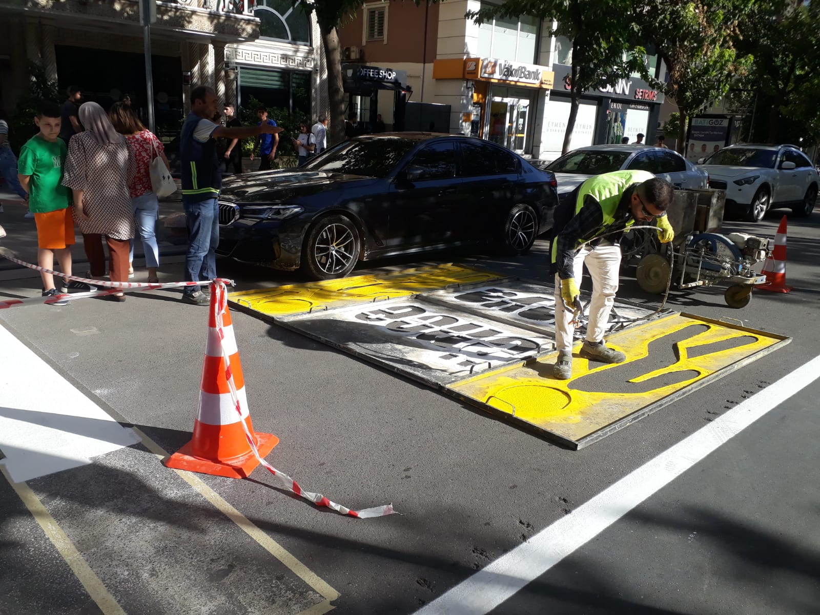 Yol çizgileri çiziliyor