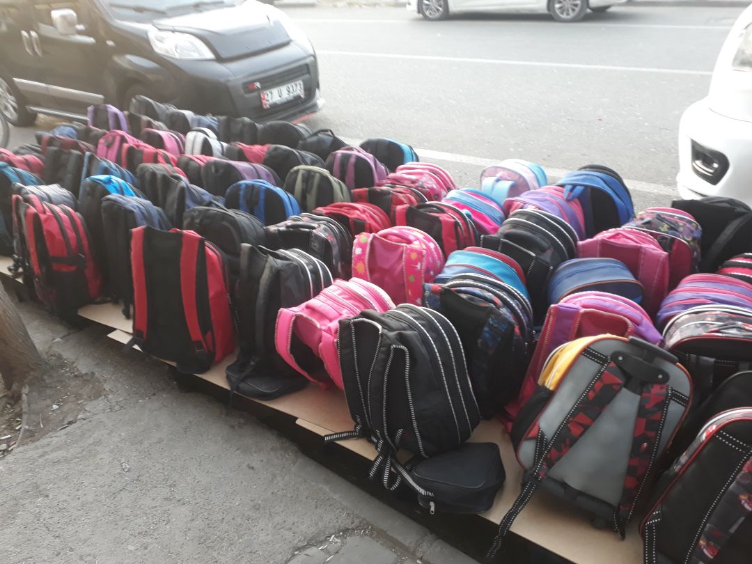 Zam şampiyonu çantalar kaldırımlara taştı